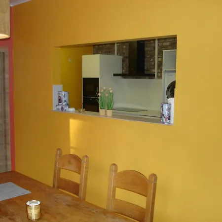 Appartement Courcelles Apartment *