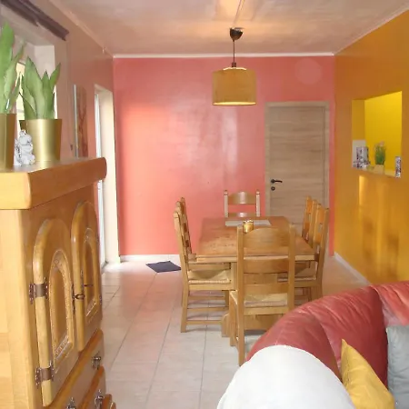 Appartement Courcelles Apartment *